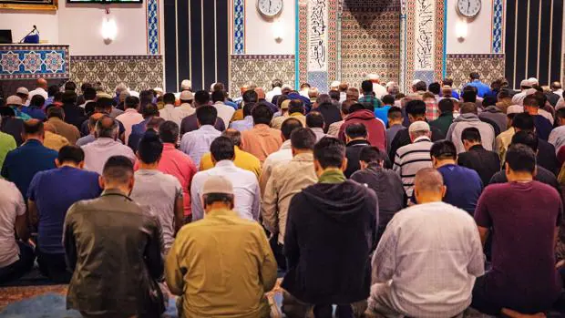 Musulmanes holandeses rezan en el comienzo del Ramadán en una mezquita de Rotterdam