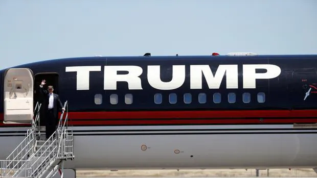 Donald Trump baja de su avión privado, a su llegada a California