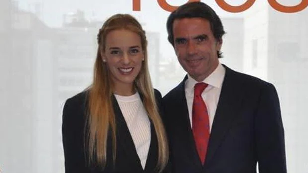 Lilian Tintori, esposa del opositor venezolano Leopoldo López, con el ex presidente español José maría Aznar