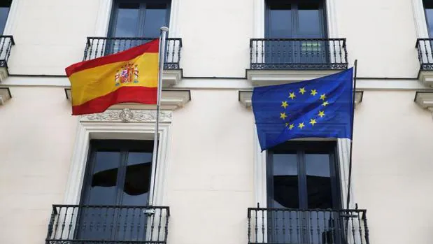 La bandera española, junto a la europea en un edificio de Educación en Madrid