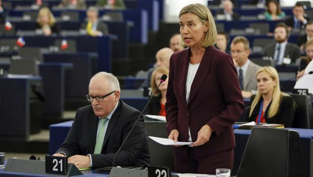 La jefa de la diplomacia europea, Federica Mogherini , y el vicepresidente primero de la Comisión Europea, Frans Timmermans, durante un debate sobre migración este martes en la Eurocámara, en Estrasburgo