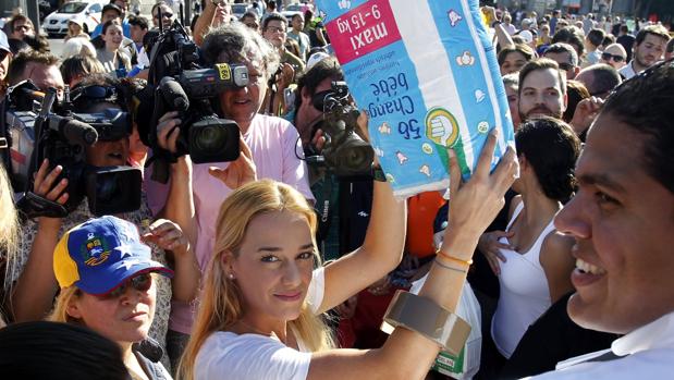 Lilian Tintori, ayer en la Puerta del Sol, recibiendo un paquete de pañales para Venezuela