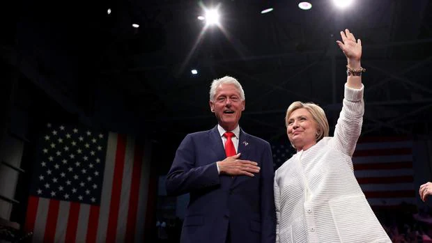 Bill y Hillary Clinton saludan a sus seguidores en Nueva York el pasado martes