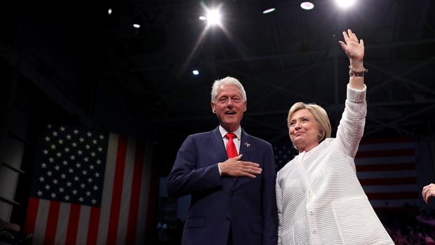 Bill y Hillary Clinton saludan a sus seguidores en Nueva York el pasado martes