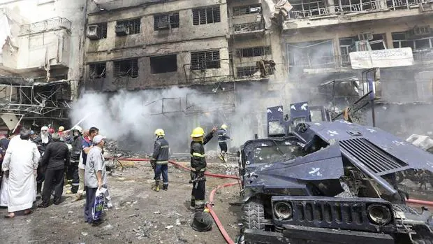Los bomberos iraquíes tratan de extinguir el fuego en el distrito de Al Jadida en Bagdad