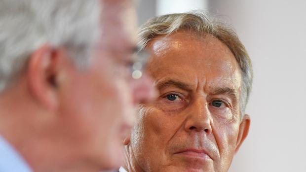 Los ex mandatarios británicos John Major y Tony Blair