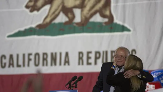 El candidato demócrata Bernie Sanders, con su mujer, durante un mitin de las primarias, este martes en Santa Mónica (California)
