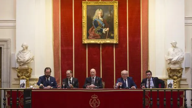 El Rey Simeón, flanqueado por Ramón Pérez-Maura, Javier Solana, Eduardo Serra y Sergio Martín