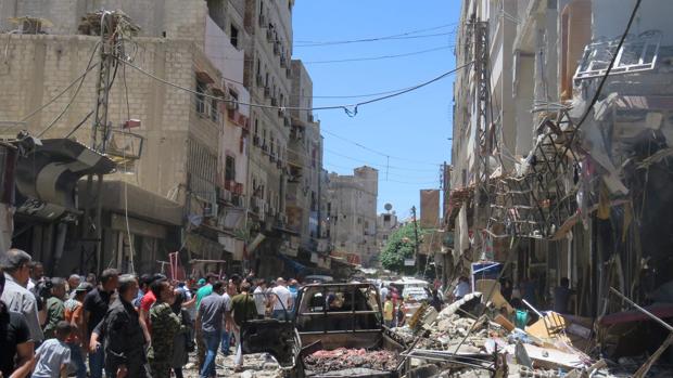 Ciudadanos de Damasco comprueban los efectos del doble atentado que se ha producido este sábad0 junto a Sayyida Zeinab