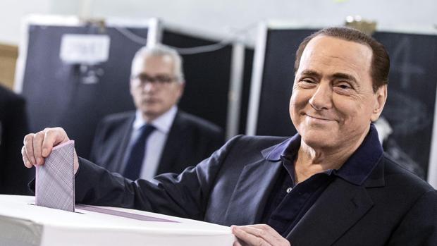 Silvio Berlusconi vota durante las elecciones municipales en Roma, apenas tres días antes de su hospitalización