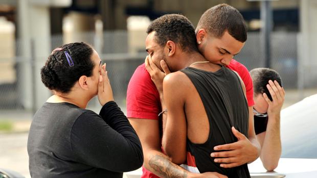 Familiares y amigos de las víctimas del tiroteo de Orlando en las inmediaciones de la comisaría donde se investiga el ataque