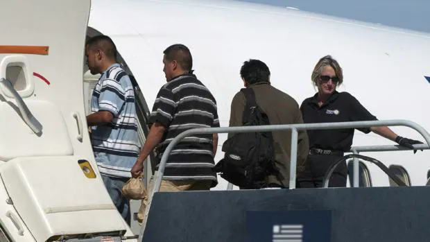 Varios indocumentados embarcaban en un avión en Arizona con destino a México para ser repatriados en 2010