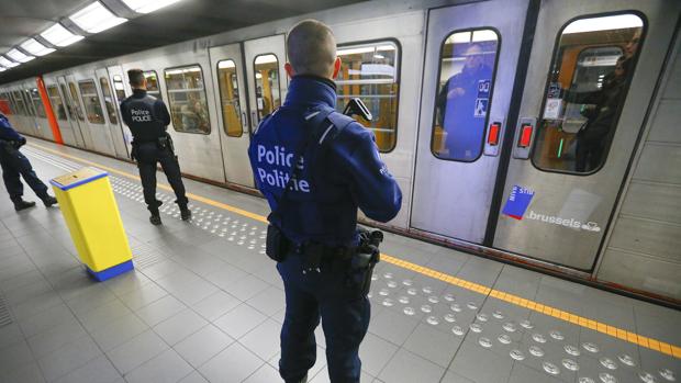 La Policía vigila el metro de Bruselas, pocos días después de los ataques del 22 de marzo