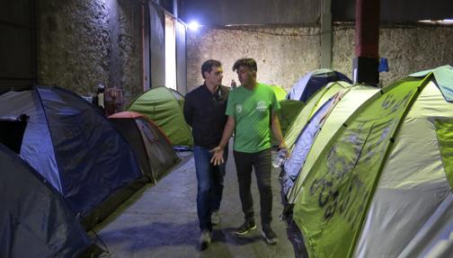 El líder de Ciudadanos durante su visita a un campo de refugiados improvisado de El Pireo