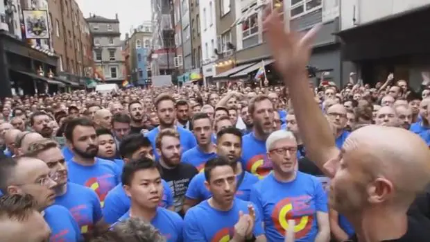 El coro gay de Londres homenajea con una canción de Simon & Garfunkel a las víctimas de Orlando