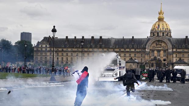 disturbios entre la policía y los manifestantes ayer durante las manifestaciones