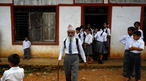 El alumno nepalí de 68 años que demuestra que nunca es demasiado tarde para aprender