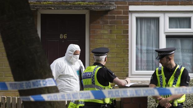 Agentes de la Policía registran la casa del asesino de la diputada Jo Cox en Birstall, norte de Inglaterra