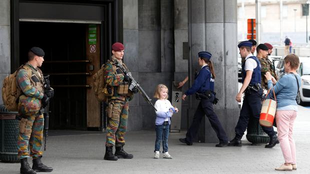 Tropas belgas montan guardia en la entrada de la estación central de Bruselas, durante esta mañana