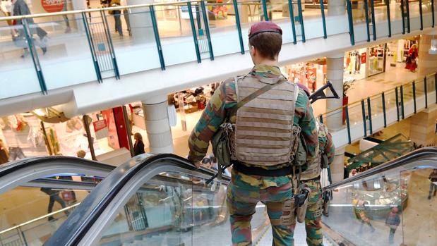 Un grupo de militares en el centro comercial City 2 de Bruselas