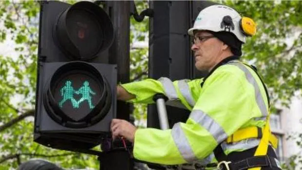 Imagen de un operario instalando uno de los semáforos especiales