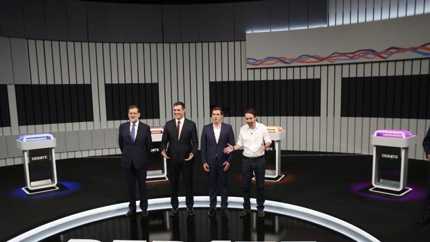Los candidatos posan para las cámaras en el debate presidencial para las elecciones del 26-J
