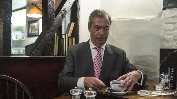 El líder del partido eurófobo UKIP, Nigel Farage, toma un café tras acudir a ejercer su voto en el referendum sobre el "Brexit" en Londres
