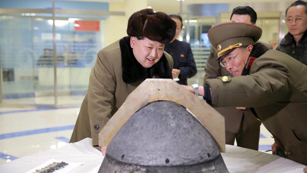 El líder norcoreano Kim Jong-un observa el lanzamiento de los misiles