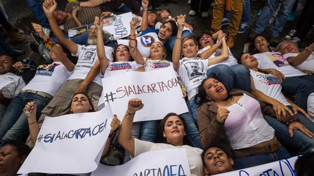 Lilian Tintori (c), esposa del político preso Leopoldo López, y un grupo de personas en una manifestación este jueves en Caracas