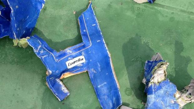 Fragmentos del avión de EgiptAir siniestrado