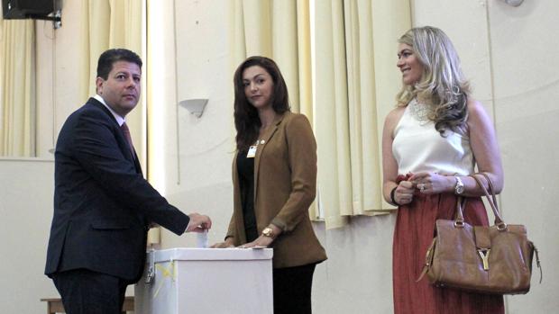 El ministro principal de Gibraltar, Fabian Picardo, en el momento de introducir su voto en el referendum de este jueves