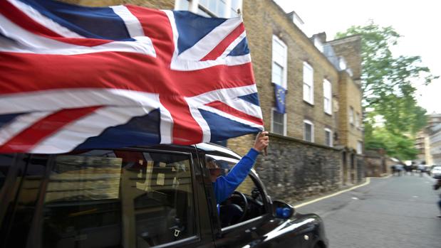 Un taxi londinense con la bandera británica tras el triunfo del Brexit