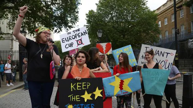 Un grupo de manifestantes europeístas protestan por el Brexit en el centro de Londres