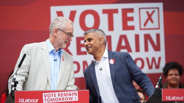Jeremy Corbyn y Sadiq Khan en un mitin previo al referéndum