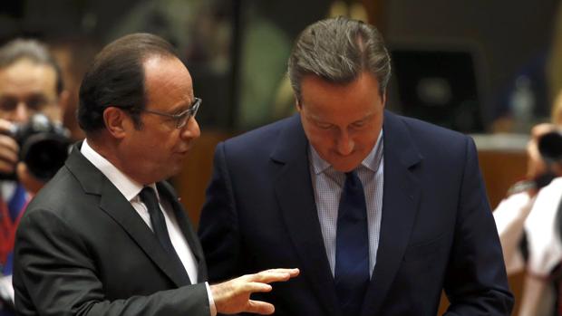 El presidente francés, François Hollande, con el primer ministro británico en la cumbre de Bruselas