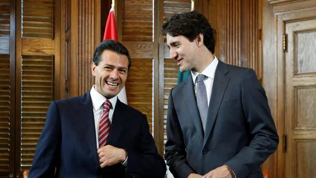 Enrique Peña Nieto (izquierda) y Justin Trudeau (derecha) posan ante las cámaras tras su reunión de este martes en Ottawa, Canadá