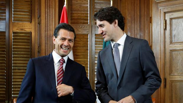 Enrique Peña Nieto (izquierda) y Justin Trudeau (derecha) posan ante las cámaras tras su reunión de este martes en Ottawa, Canadá