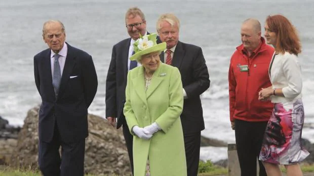 La reina Isabel II (3i) y su marido Felipe duque de Edimburgo (i) visitan la Calzada del Gigante en el Condado de Antrim en Irlanda del Norte