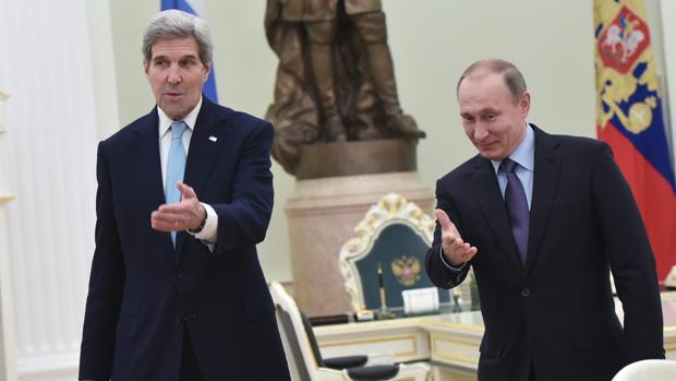 Kerry (izquierda) y Putin (derecha) conversan tras la visita del secretario de Estado estadounidense a Moscú el pasado mes de diciembre
