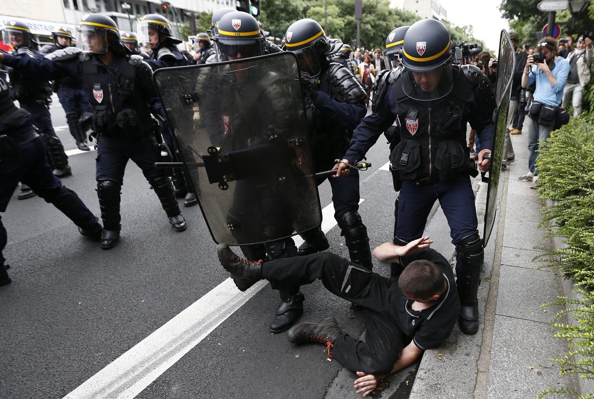 Un manifestante es detenido por efectivos de la policía antidisturbios, durante una nueva protesta convocada contra la reforma laboral del Gobierno