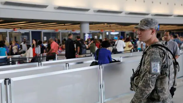 Un militar vigila la terminal del aeropuerto JFK de Nueva York