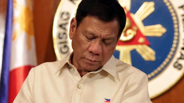 Rodrigo Duterte, el presidente electo de Filipinas, espera en el Palacio Malacanang a que comience su ceremonia de investidura