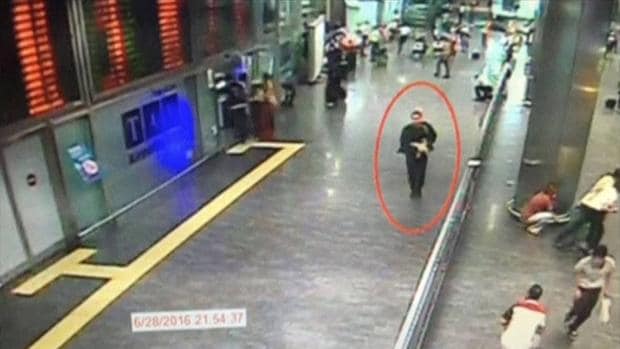 Las cámaras de seguridad captan a uno de los sospechosos de atentar en el aeropuerto de Estambul