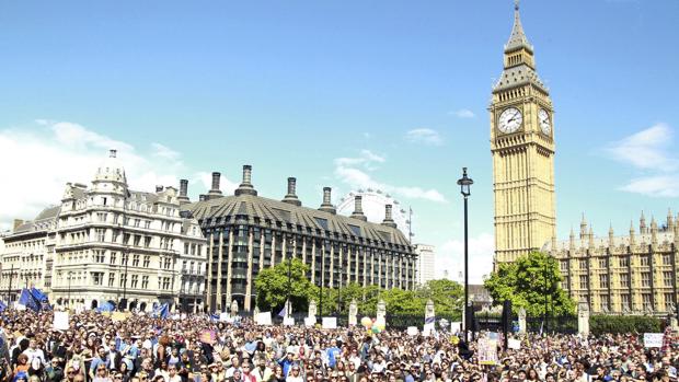 Miles de personas se manifiestaron ayer en el centro de Londres en señal de protesta por el Brexit