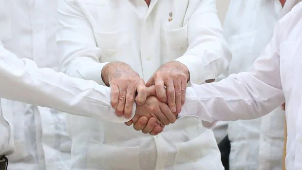 Santos y Timochenko se dan la mano en la firma del acuerdo de paz en La Havana