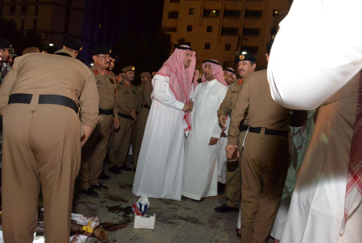 El emir saudí de Medina, Faisal bin Salman bin Abdulaziz (c), visita el lugar de una explosión cerca de la mezquita del Profeta Mahoma en la ciudad de Medina