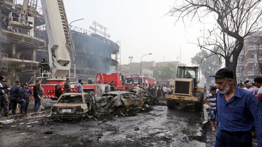 Los bomberos. en el lugar del atentado con coche bomba este domingo en el distrito de Karrada, en el centro de Bagdad