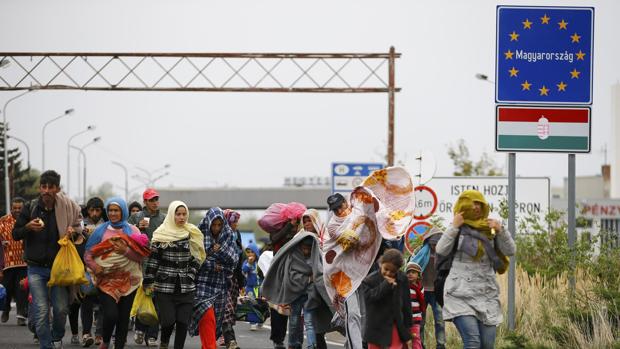 Varios refugiados entran en Hungría tras pasar la frontera el pasado mes de septiembre