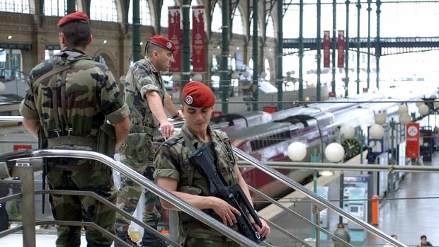 Soldados franceses en la estación de tren Gare du Nord , en París