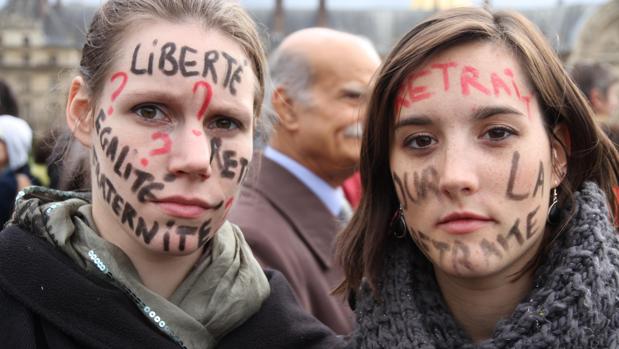 Un 41% de los encuestados por «Libération» cree que la U E ha ayudado demasiado a los países más endeudados